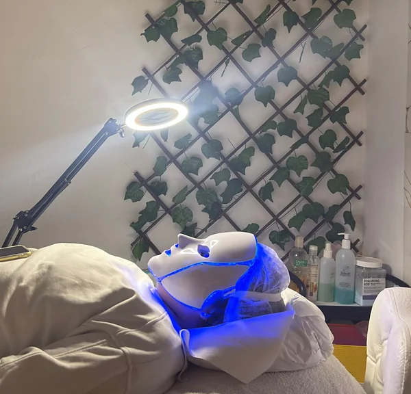 Sesión de fototerapia con máscara LED en luz azul y lámpara de aro